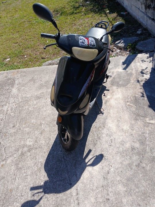 Boom 50cc Black Scooter
