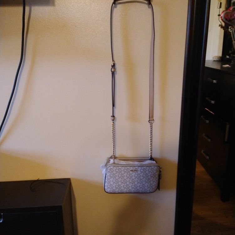DKNY Crossbody Small Lot's Of Storage