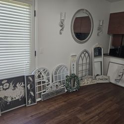 Beautiful 17 pcs. Wall Decor For Sale