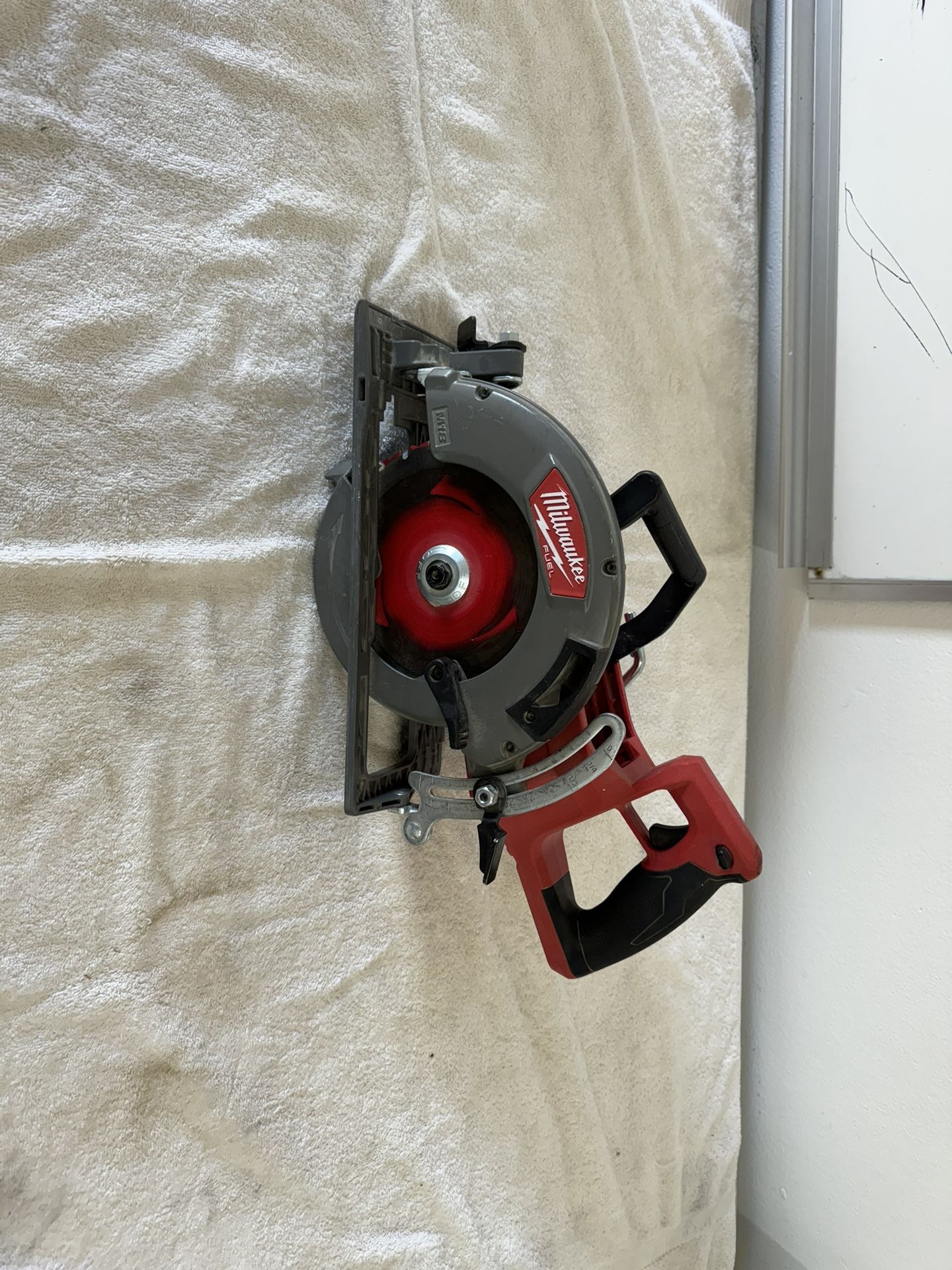 MILWAUKEE M18 FUEL Brushless Cordless Circular Saw