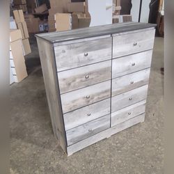 Ten drawers dresser with rails