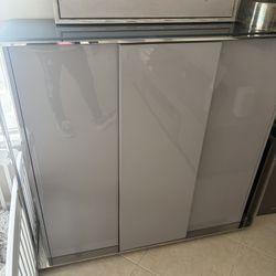 Beautiful Bar Only Not The Accessories. Glass Top Perfect Condition.  From Macys Furniture Store. 