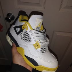 Jordan 4 vivid sulfur,size 7 in womens
