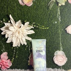 Victoria's Secret Coastal Blooms Lotion 236mL Seaside Honeysuckle Fragrance