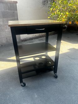 Serving cart on 4 wheels