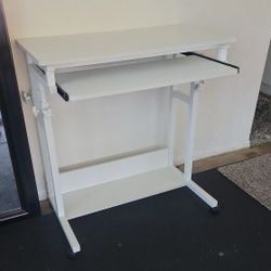 Rolling Adjustable Desk Small Computer Desk Mobile Couch Computer Table with Pull Out Keyboard Tray and Storage Shelf Sofa Table with Wheels 