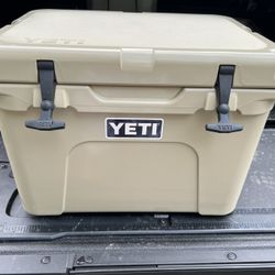 Tundra® 35 Hard Cooler - Yeti