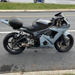 2 Bikes 04 R6 00 CBR600F4 