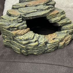 Medium Reptile Rock Hide