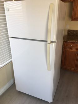 Really Nice - Kenmore 18 CU. FT Top Freezer Refrigerator  in White - Delivery  Available