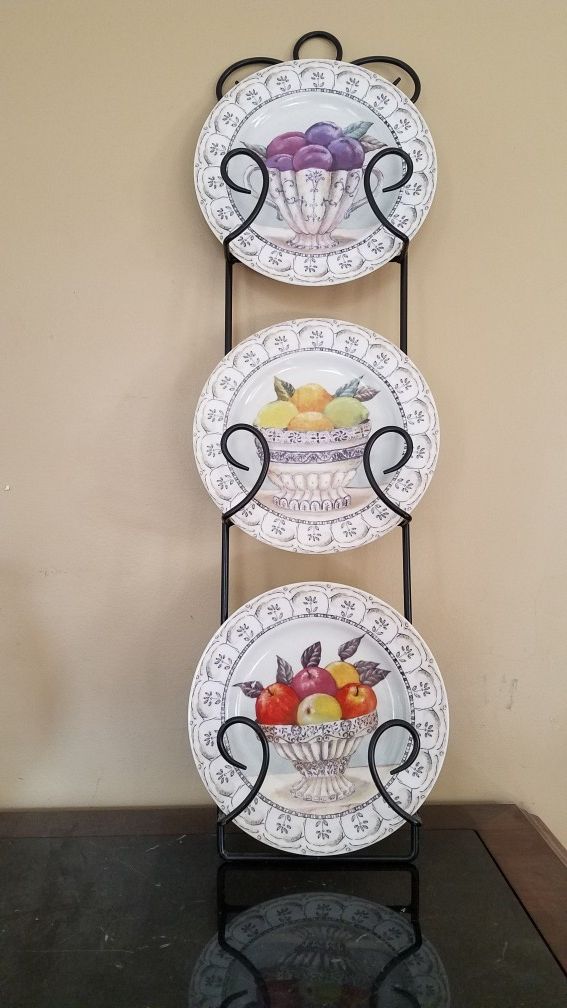 Plate stand hangs on the wall