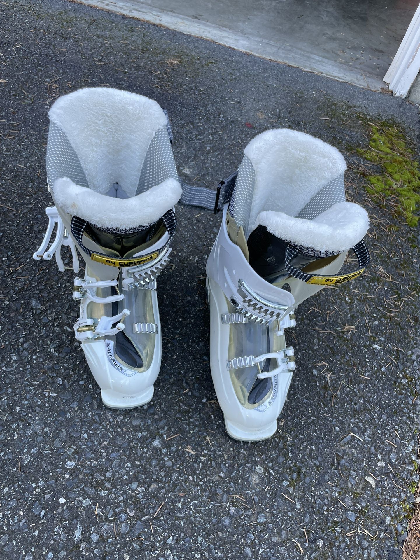 Salomon Women’s Ski Boots Size 26.5 (approximately 9.5 US)