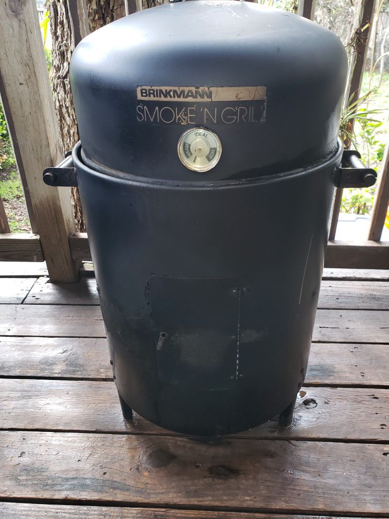 Brinkmann Smoke'N Grill Charcoal Smoker Brinkmann Model: 810-5301-W 2 grills. 2 pans for flame and water. In great conditions.