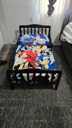 TODDLER BED W MATRESS