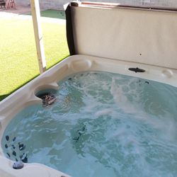 Spa Hot Tub Jacuzzi 7-Person 65-Jet 14-Jet Nozzle