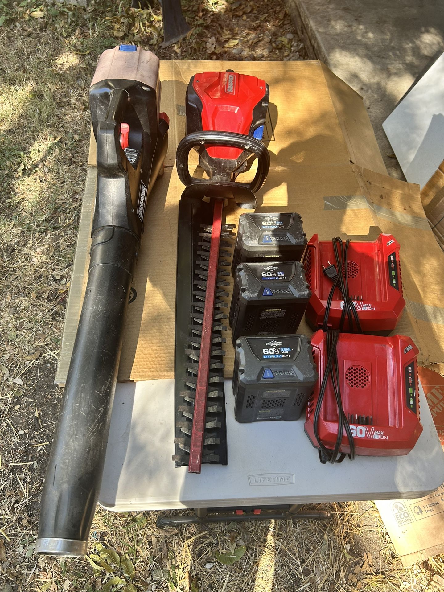 Snapper 60v Blower, Hedger, 3 Batteries