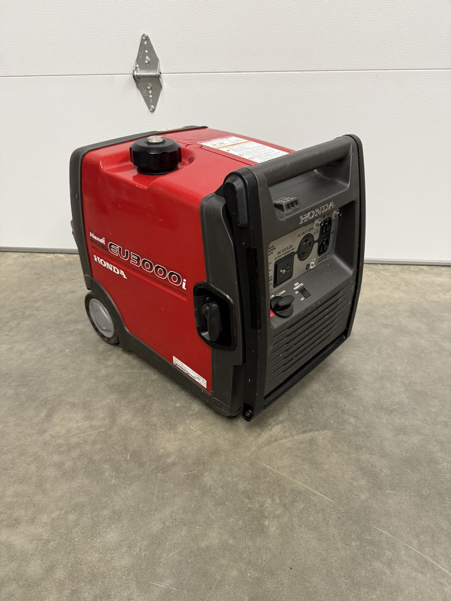 Honda EU3000i Handi 3000 Watt Gas Powered Portable Generator made in Japan Engine Honda GX160 Displacement 163cc AC Output 120V 3000W max.(25A) 2600W