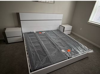 Modern White High-Gloss Platform Bed Set + 2 Nightstands & Cloud9 Mattress - Juego de Cama Plataforma Moderno King/Queen Blanco Alto Brillo + 2 Mesas 