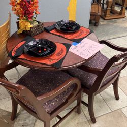 Table With 2 chairs 