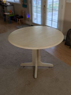 40in round, white table