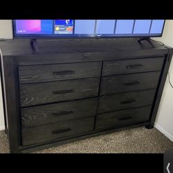 Very Nice Dresser- Fairly New Purchased At Raymour And Flanagan