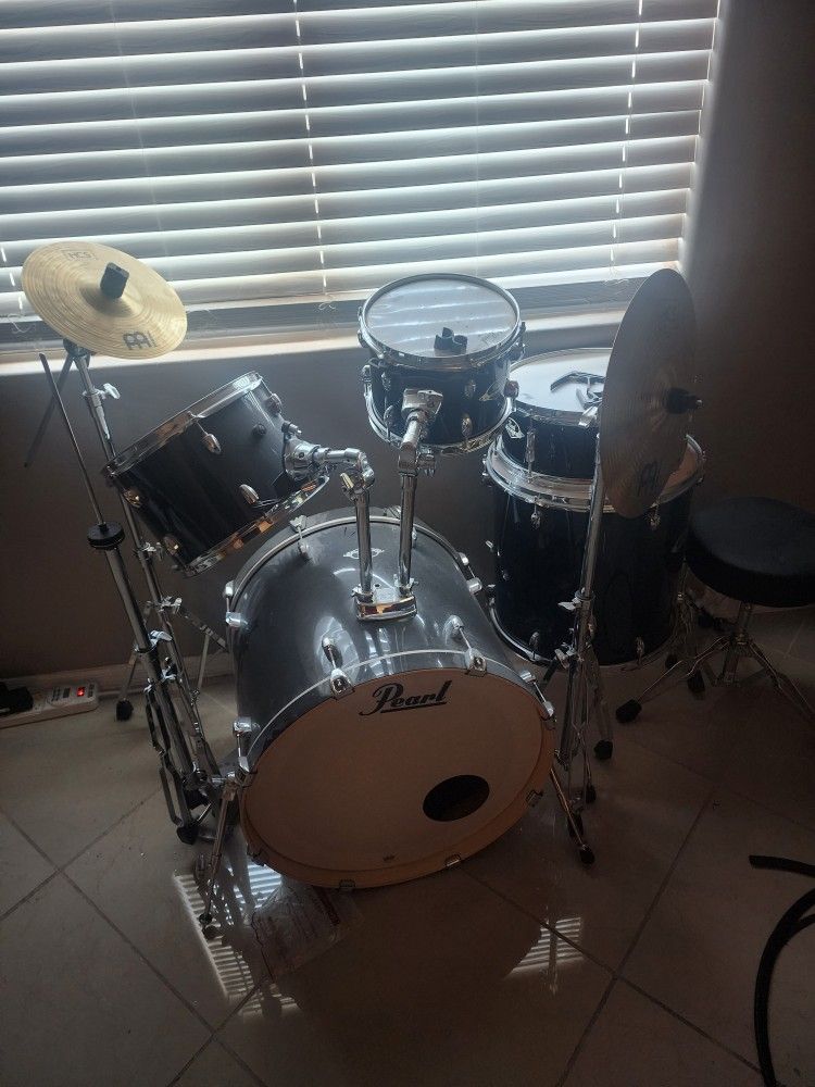 2 BASS Guitars and Full (Pearl)Drumset