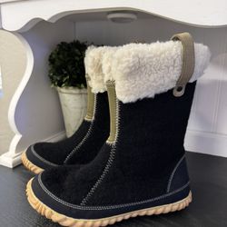 Sorel Cozy Bou boot Women’s size 6.5 Recycled Felt & Faux Shearling