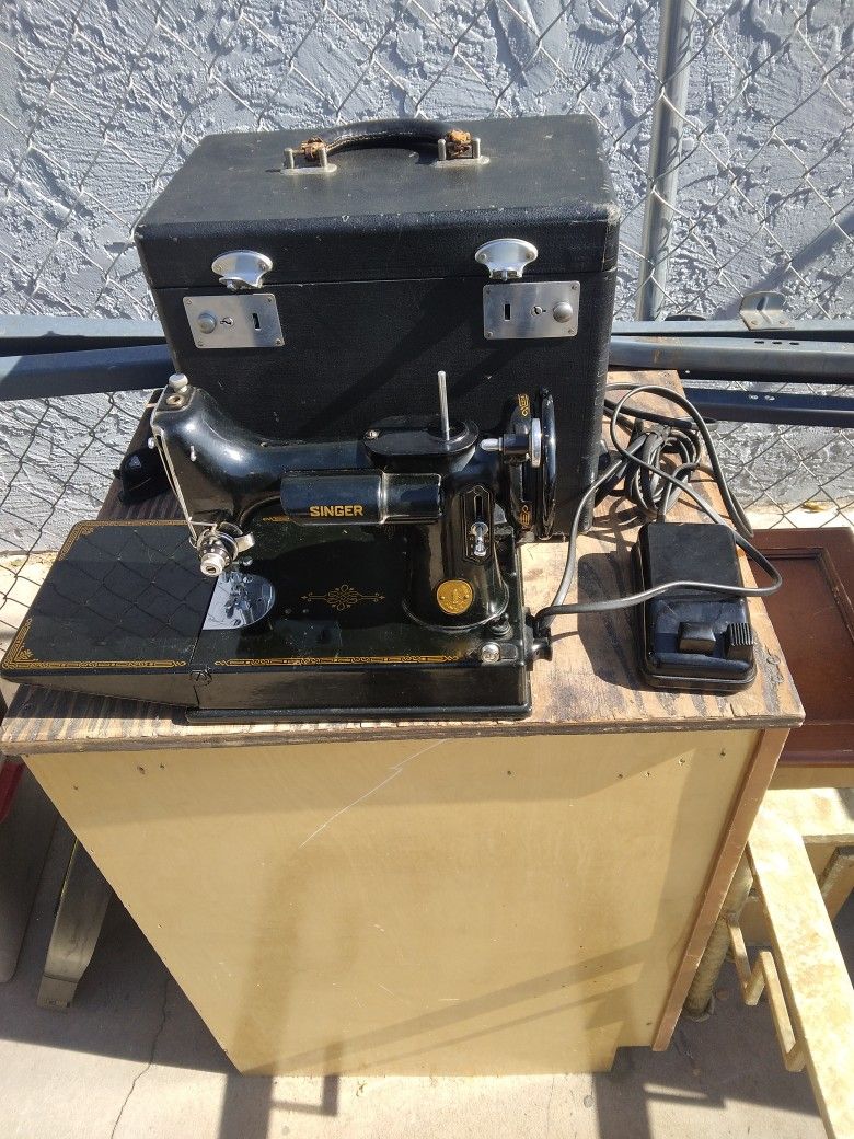 Miniature Singer Sewing Machine With Foot Pedal And Carry All Box And Excellent Condition