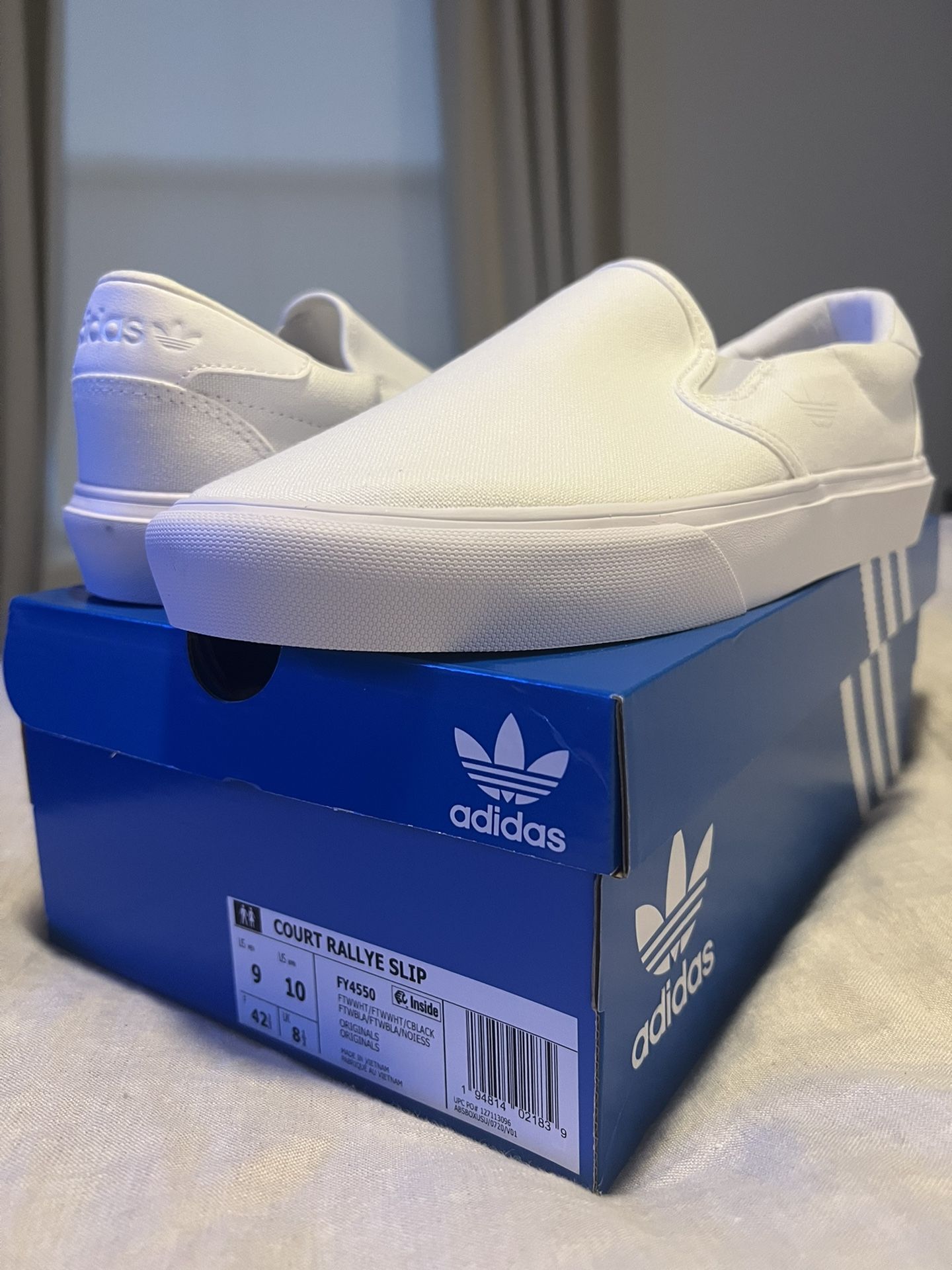 Adidas (Mens Size 9)