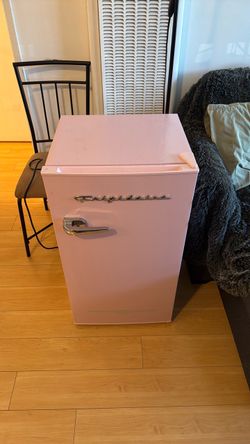 Frigidaire Retro Mini Fridge Pink