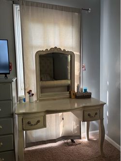 Creamy Vantage Vanity table with mirror