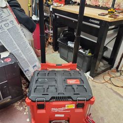 Milwaukee
PACKOUT 22 in. Rolling Modular Tool Box Low Profile Handle