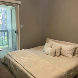 🛏️ I King Mattress + Box Spring – MUST GO! (Excellent Condition) – $180 OBO