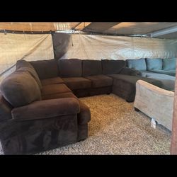 Big brown couch great condition clean we sell all the time delivery $40 local