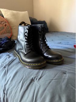 *LIKE NEW* Doc Martens SIZE 9 UNISEX