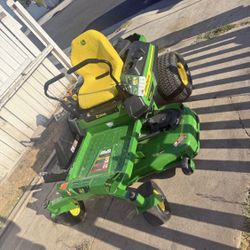 John Deere Z330M ZTrak 48-in 23 -HP V-twin Gas Zero-turn riding lawn mower