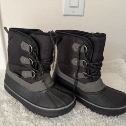 SNOW BOOTS FOR KIDS SIZE 2 $15 BRAND NEW