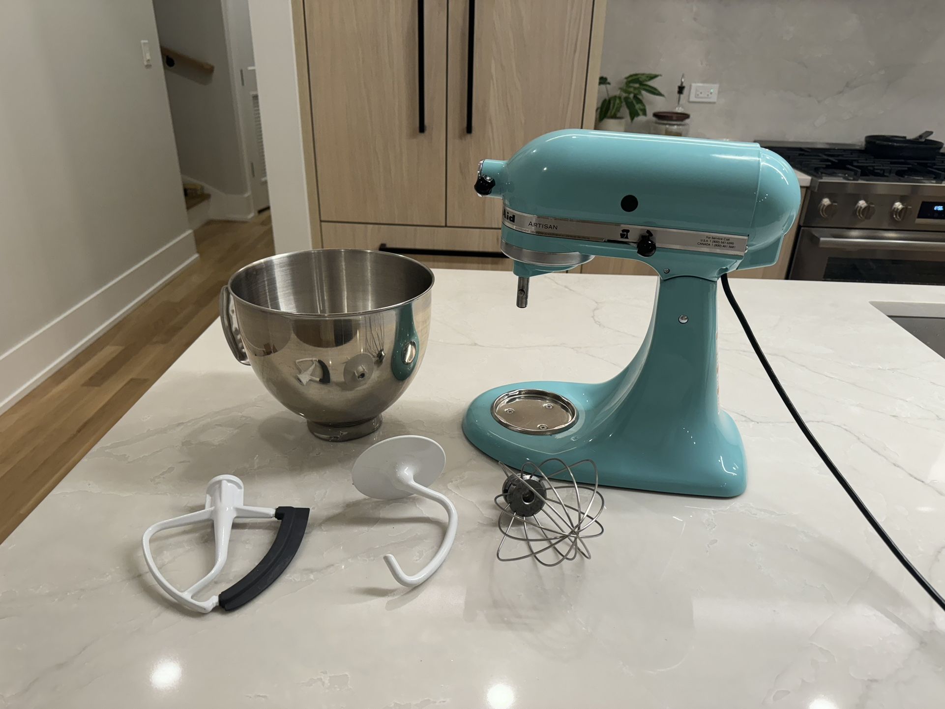KitchenAid Mixer With Attachments - Like New Condition!