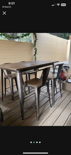 Dinning Room Table - 4 Bar Stools - Bar Height