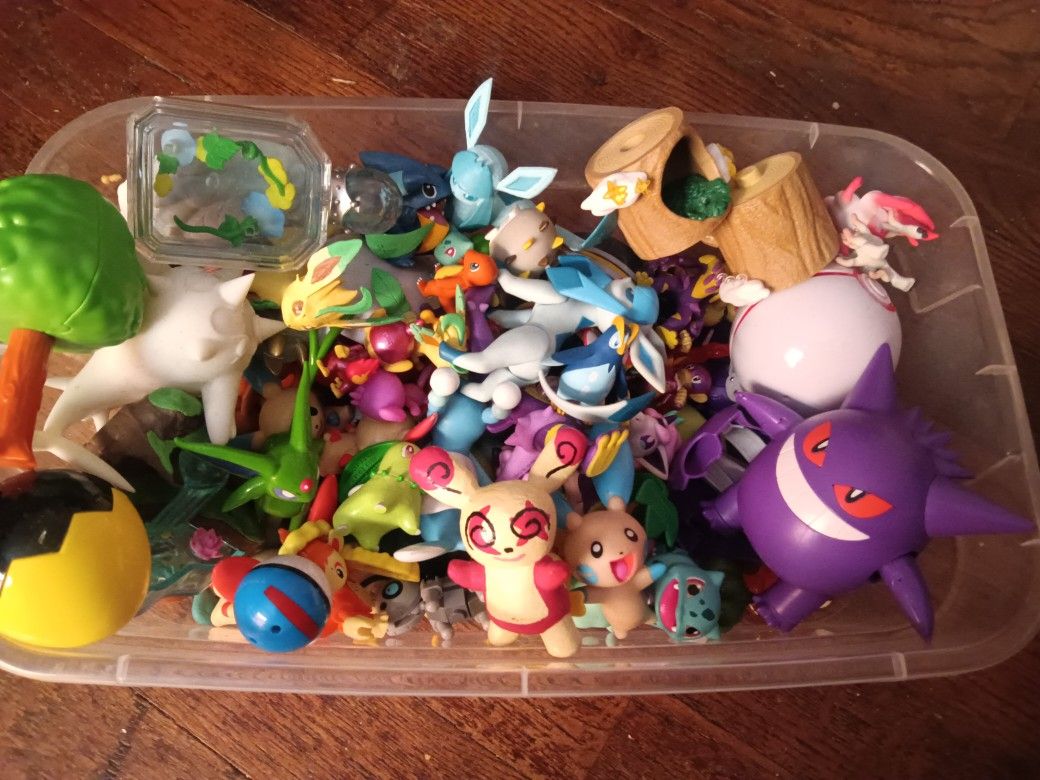 Pokémon figure lot/Pikachu Piggy Bank