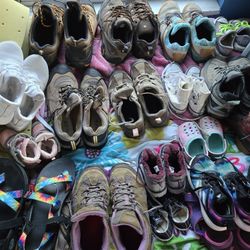 Garage SALE tons Of Shoes And Purses