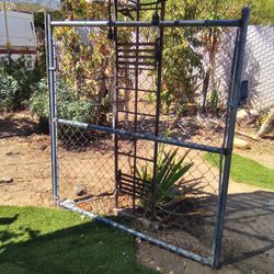 Una Puerta Para Cerca 58 De Ancho Por 63 De Alto 