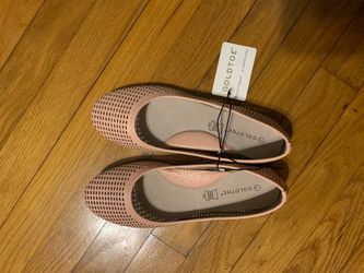 Women’s brand new size 7 Goldtoe shoes