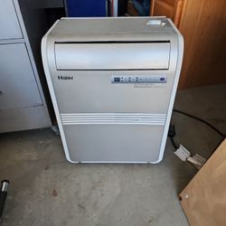 Portable air conditioner plugs In To Wall