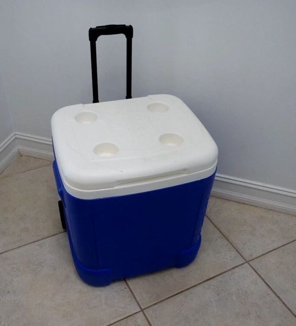 Igloo Ice Chest Cooler with Wheels