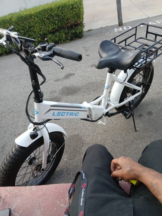 https://offerup.com/redirect/?o=TGVjdHJpYy1lLmJpa2U=