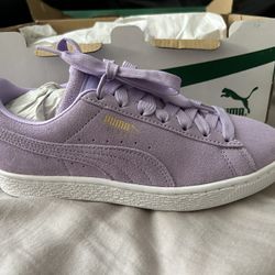 Women’s Suede Lavender Pumas Size 6