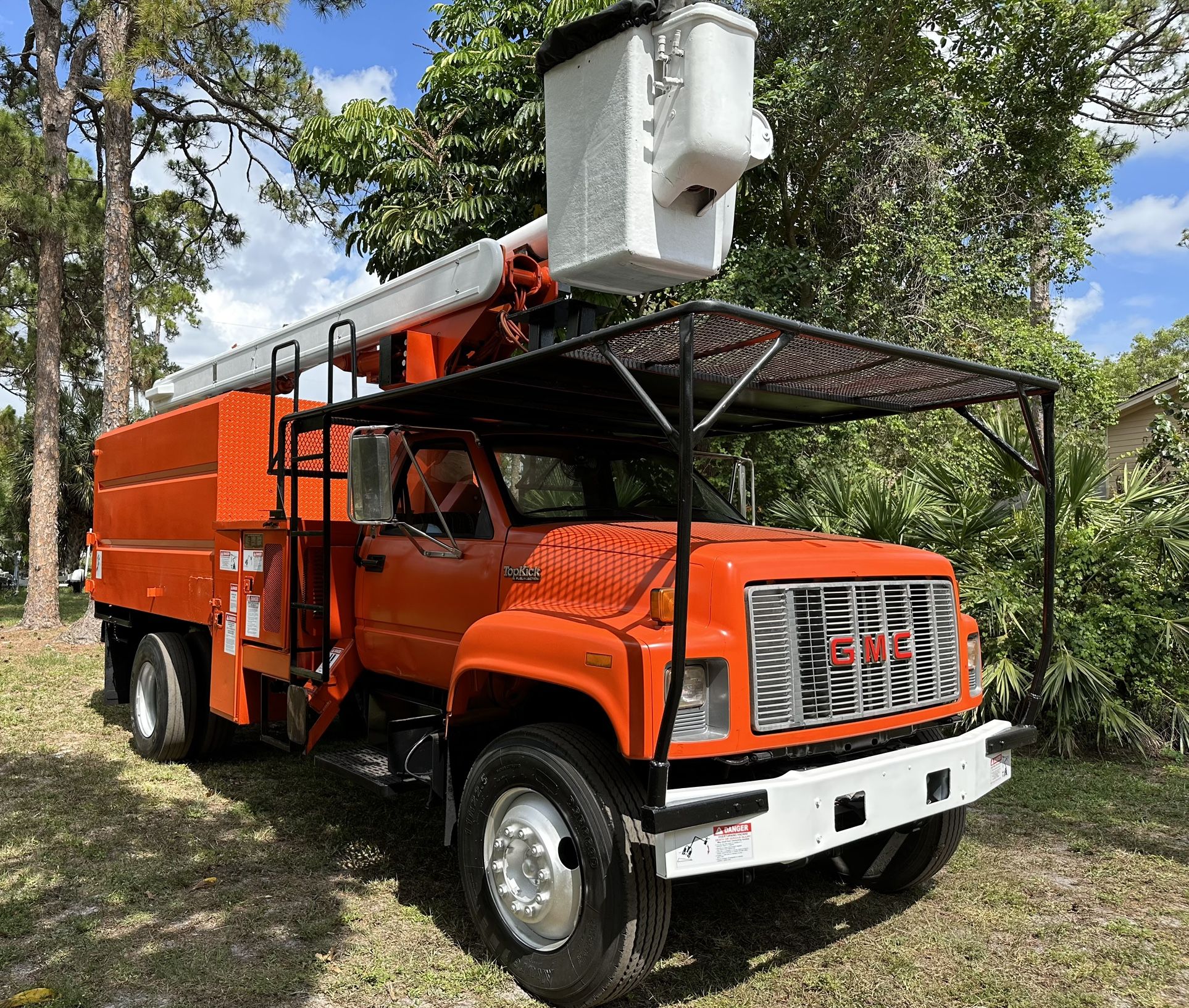GMC BUCKET LR3 ALTEC Boom. READY FOR WORK!!! Low Miles