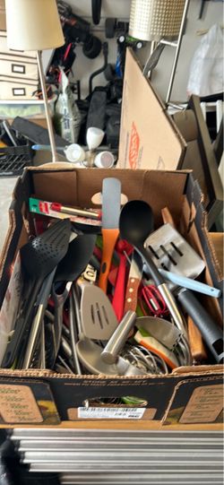 Mixed Kitchen Utensil Lot