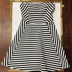 Express Women’s Size 6 Black & White Horizontal Striped 27” Strapless Dress; Body: 70% Polyester, 25% Rayon, & 5% Spandex and Lining: 100% Polyester